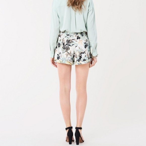 *NWT Diane Von Furstenberg Nathalie Astrantia Tulip Shell Crepe Shorts - Picture 9 of 9